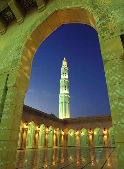Palast bei Nacht im Oman