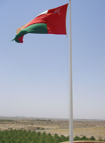 Flagge Omans über Oase und Wüste