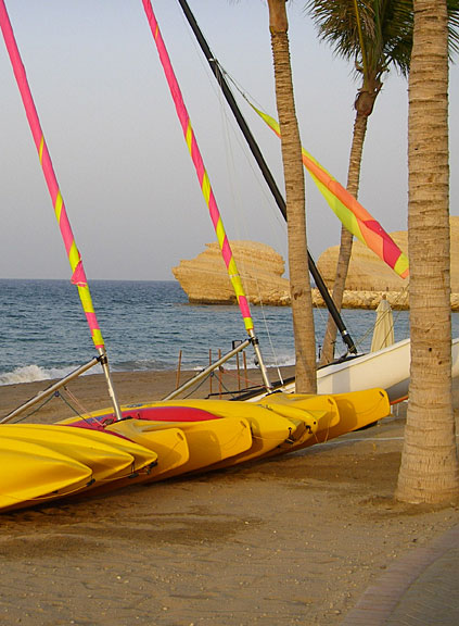 Segelboote am Strand in Oman